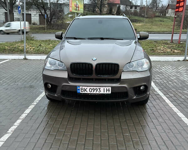 Коричневый БМВ Х5, объемом двигателя 2.98 л и пробегом 210 тыс. км за 14500 $, фото 1 на Automoto.ua