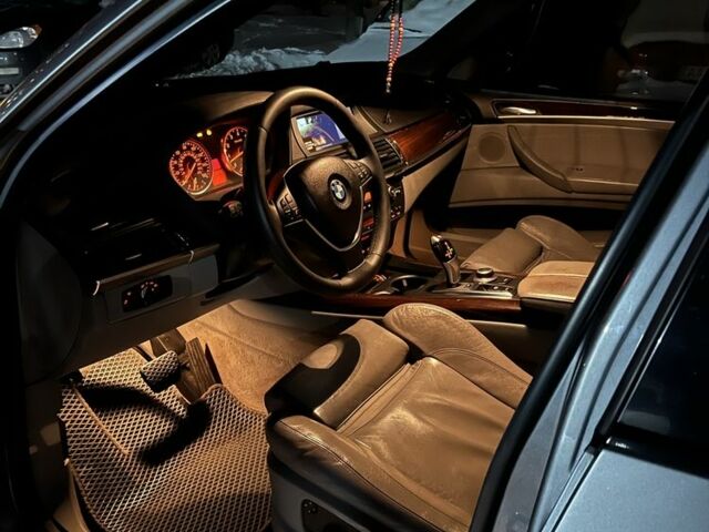 Серый БМВ Х5, объемом двигателя 3 л и пробегом 285 тыс. км за 9500 $, фото 5 на Automoto.ua