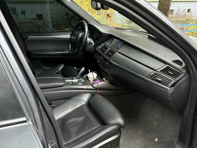 Серый БМВ Х5, объемом двигателя 0 л и пробегом 282 тыс. км за 13000 $, фото 5 на Automoto.ua