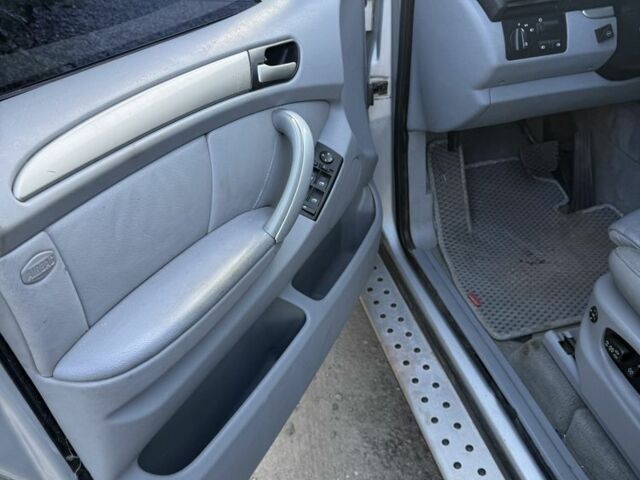 Серый БМВ Х5, объемом двигателя 4.4 л и пробегом 250 тыс. км за 7700 $, фото 14 на Automoto.ua