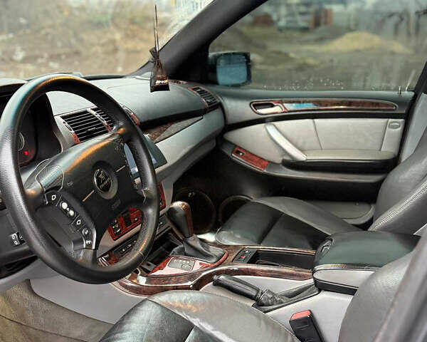 Серый БМВ Х5, объемом двигателя 4.4 л и пробегом 360 тыс. км за 5500 $, фото 5 на Automoto.ua