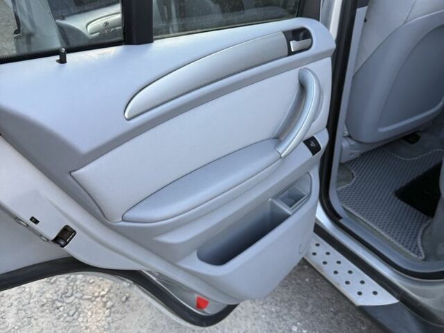 Серый БМВ Х5, объемом двигателя 4.4 л и пробегом 250 тыс. км за 7700 $, фото 12 на Automoto.ua