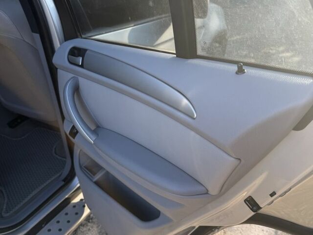 Серый БМВ Х5, объемом двигателя 4.4 л и пробегом 250 тыс. км за 7700 $, фото 6 на Automoto.ua