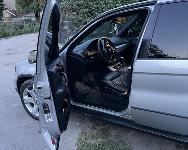 Серый БМВ Х5, объемом двигателя 4.4 л и пробегом 350 тыс. км за 7500 $, фото 3 на Automoto.ua