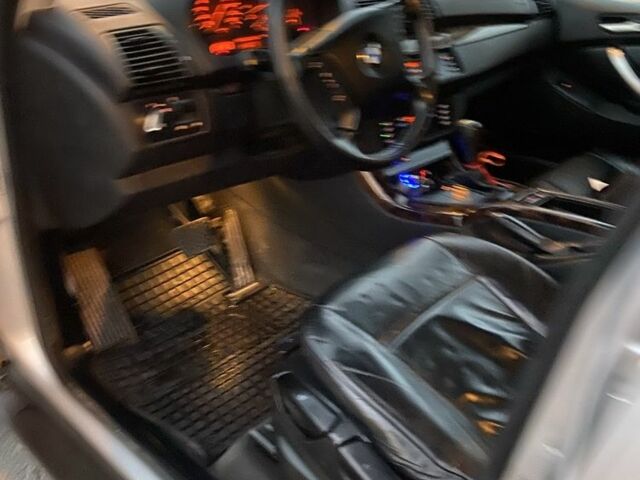 Серый БМВ Х5, объемом двигателя 3 л и пробегом 345 тыс. км за 6100 $, фото 6 на Automoto.ua