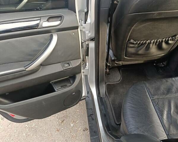 Серый БМВ Х5, объемом двигателя 3 л и пробегом 380 тыс. км за 10600 $, фото 17 на Automoto.ua