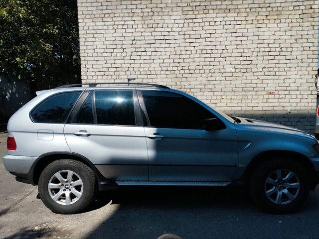 Серый БМВ Х5, объемом двигателя 3 л и пробегом 350 тыс. км за 4500 $, фото 1 на Automoto.ua