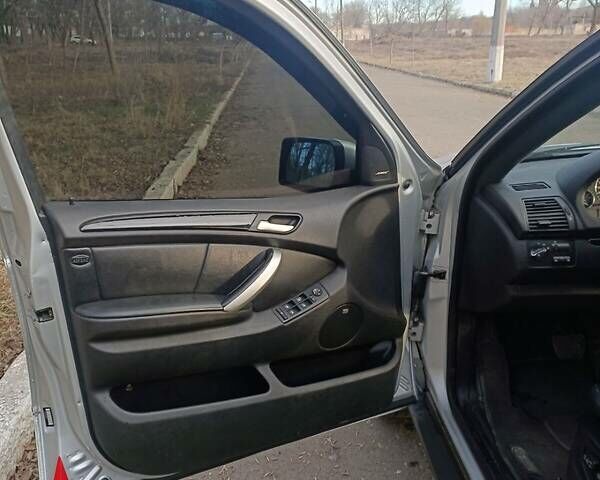 Серый БМВ Х5, объемом двигателя 3 л и пробегом 380 тыс. км за 10600 $, фото 16 на Automoto.ua