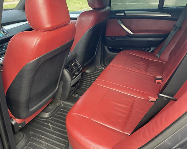 Серый БМВ Х5, объемом двигателя 3 л и пробегом 400 тыс. км за 10300 $, фото 6 на Automoto.ua