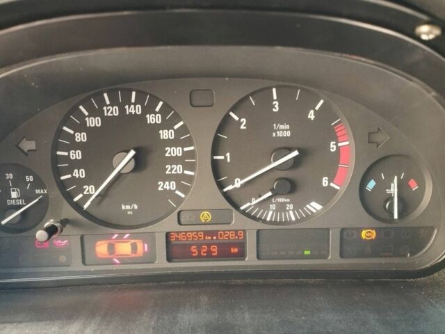 Серый БМВ Х5, объемом двигателя 3 л и пробегом 350 тыс. км за 4500 $, фото 5 на Automoto.ua