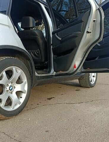 Серый БМВ Х5, объемом двигателя 3 л и пробегом 380 тыс. км за 10600 $, фото 11 на Automoto.ua