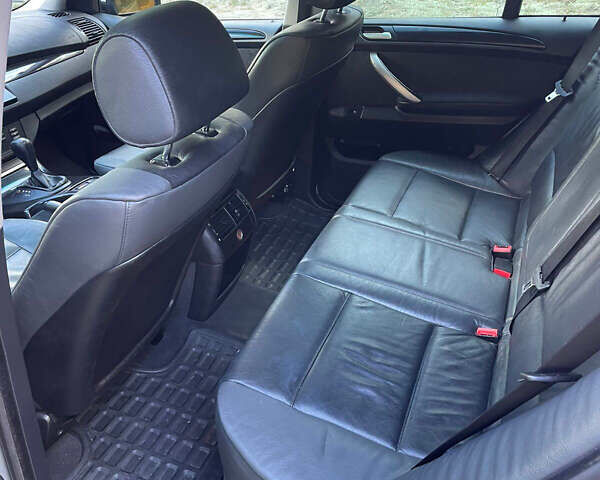 Серый БМВ Х5, объемом двигателя 3 л и пробегом 380 тыс. км за 5000 $, фото 2 на Automoto.ua