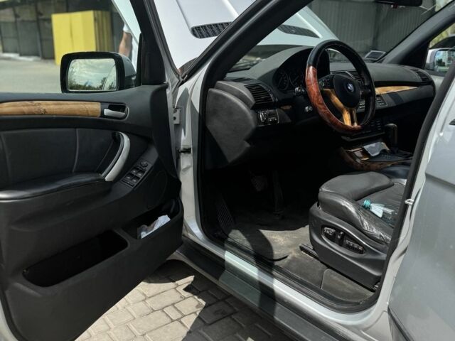 Серый БМВ Х5, объемом двигателя 3 л и пробегом 300 тыс. км за 5500 $, фото 5 на Automoto.ua