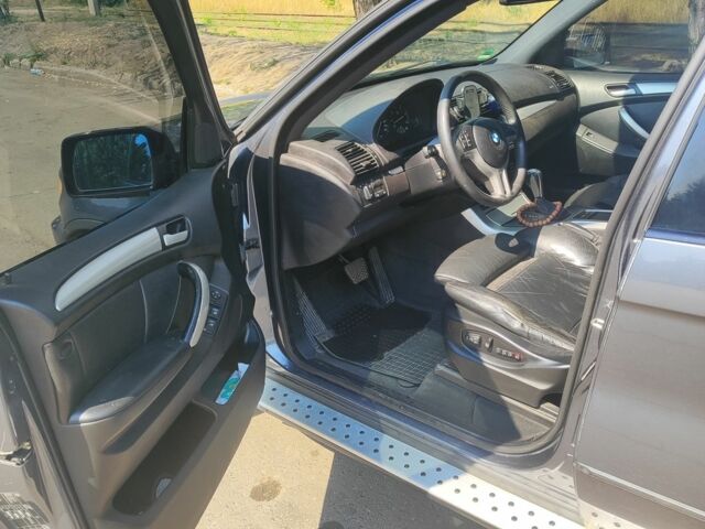 Серый БМВ Х5, объемом двигателя 3 л и пробегом 316 тыс. км за 5500 $, фото 4 на Automoto.ua