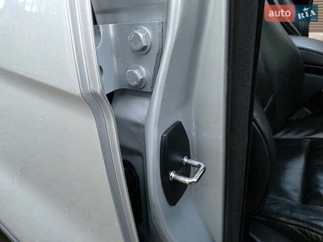 Серый БМВ Х5, объемом двигателя 3 л и пробегом 295 тыс. км за 7999 $, фото 83 на Automoto.ua