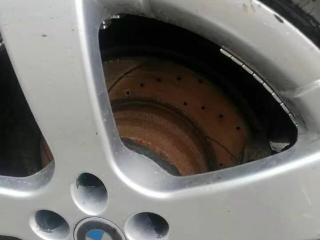 Серый БМВ Х5, объемом двигателя 3 л и пробегом 400 тыс. км за 4700 $, фото 5 на Automoto.ua