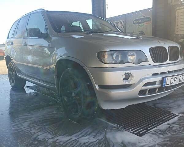Серый БМВ Х5, объемом двигателя 3 л и пробегом 320 тыс. км за 4500 $, фото 1 на Automoto.ua