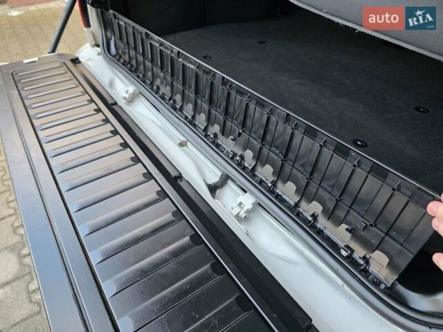 Серый БМВ Х5, объемом двигателя 3 л и пробегом 295 тыс. км за 7999 $, фото 118 на Automoto.ua