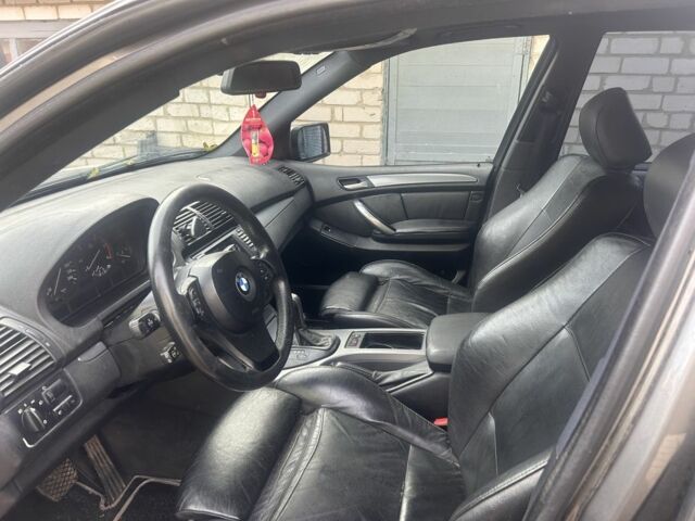 Серый БМВ Х5, объемом двигателя 3 л и пробегом 294 тыс. км за 6000 $, фото 2 на Automoto.ua