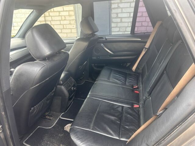 Серый БМВ Х5, объемом двигателя 3 л и пробегом 294 тыс. км за 6000 $, фото 4 на Automoto.ua