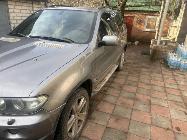 Серый БМВ Х5, объемом двигателя 3 л и пробегом 294 тыс. км за 6000 $, фото 1 на Automoto.ua