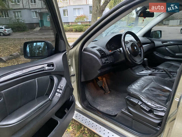 Серый БМВ Х5, объемом двигателя 3 л и пробегом 400 тыс. км за 8000 $, фото 1 на Automoto.ua