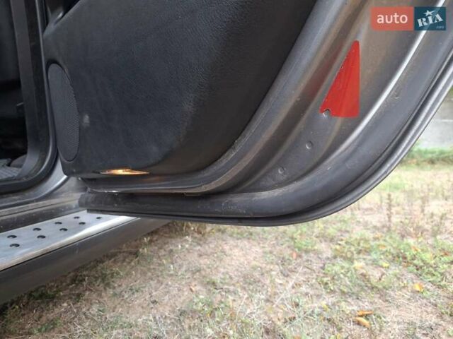 Серый БМВ Х5, объемом двигателя 3 л и пробегом 330 тыс. км за 11400 $, фото 16 на Automoto.ua