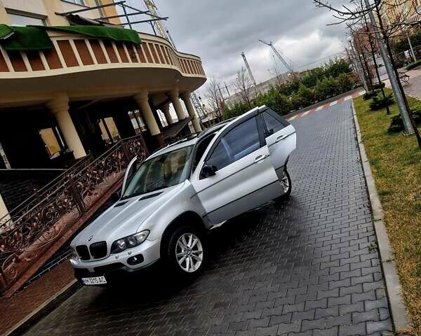 Серый БМВ Х5, объемом двигателя 4.4 л и пробегом 301 тыс. км за 9500 $, фото 2 на Automoto.ua