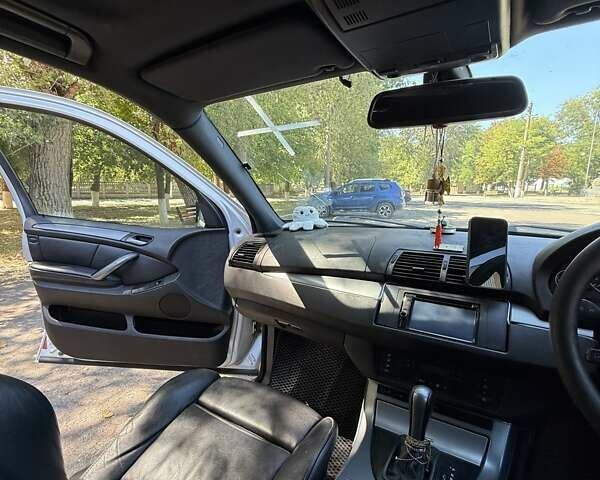 Серый БМВ Х5, объемом двигателя 0 л и пробегом 300 тыс. км за 5000 $, фото 6 на Automoto.ua
