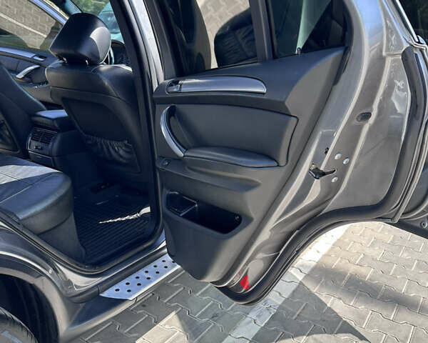 Серый БМВ Х5, объемом двигателя 3 л и пробегом 283 тыс. км за 15000 $, фото 21 на Automoto.ua