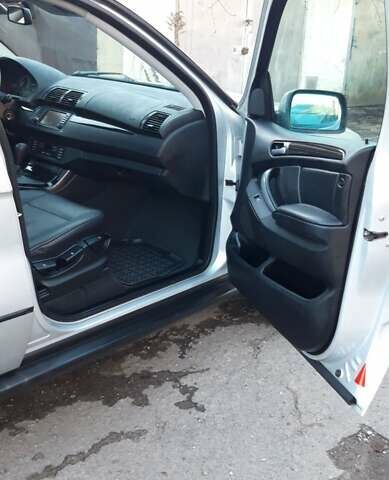 Серый БМВ Х5, объемом двигателя 3 л и пробегом 340 тыс. км за 6500 $, фото 10 на Automoto.ua