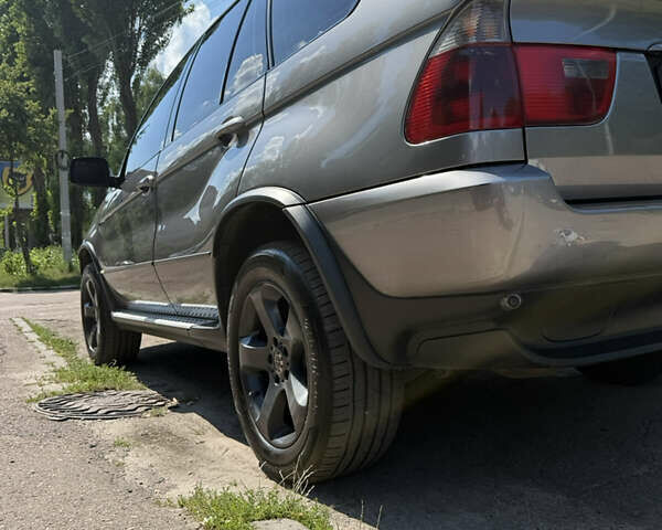 Серый БМВ Х5, объемом двигателя 3 л и пробегом 343 тыс. км за 13300 $, фото 2 на Automoto.ua