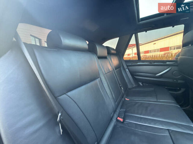 Серый БМВ Х5, объемом двигателя 3 л и пробегом 335 тыс. км за 13600 $, фото 27 на Automoto.ua