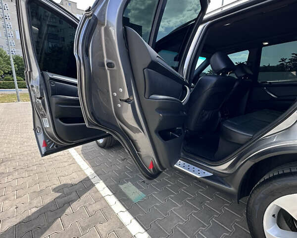 Серый БМВ Х5, объемом двигателя 3 л и пробегом 283 тыс. км за 15000 $, фото 10 на Automoto.ua