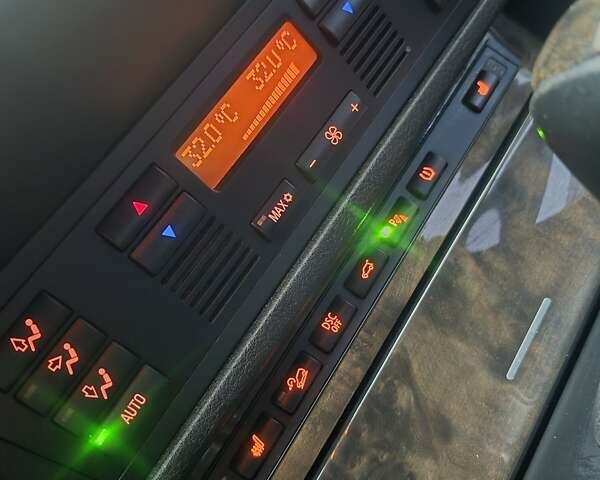 Серый БМВ Х5, объемом двигателя 4.4 л и пробегом 301 тыс. км за 9500 $, фото 15 на Automoto.ua