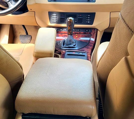 Серый БМВ Х5, объемом двигателя 3 л и пробегом 256 тыс. км за 10000 $, фото 1 на Automoto.ua