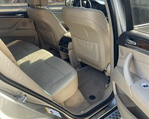 Серый БМВ Х5, объемом двигателя 3 л и пробегом 327 тыс. км за 10400 $, фото 8 на Automoto.ua