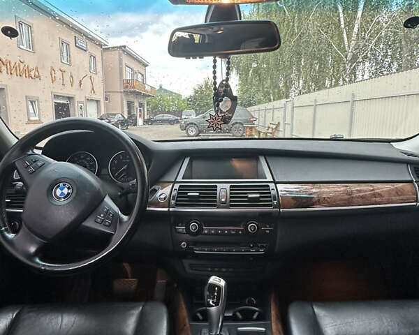 Серый БМВ Х5, объемом двигателя 3 л и пробегом 330 тыс. км за 10500 $, фото 10 на Automoto.ua