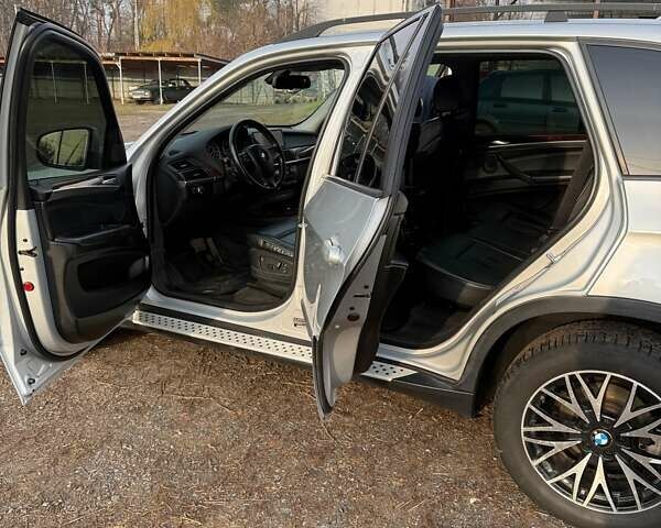 Серый БМВ Х5, объемом двигателя 3 л и пробегом 275 тыс. км за 10000 $, фото 2 на Automoto.ua