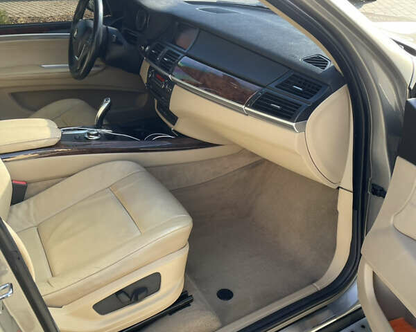 Серый БМВ Х5, объемом двигателя 3 л и пробегом 327 тыс. км за 10400 $, фото 9 на Automoto.ua