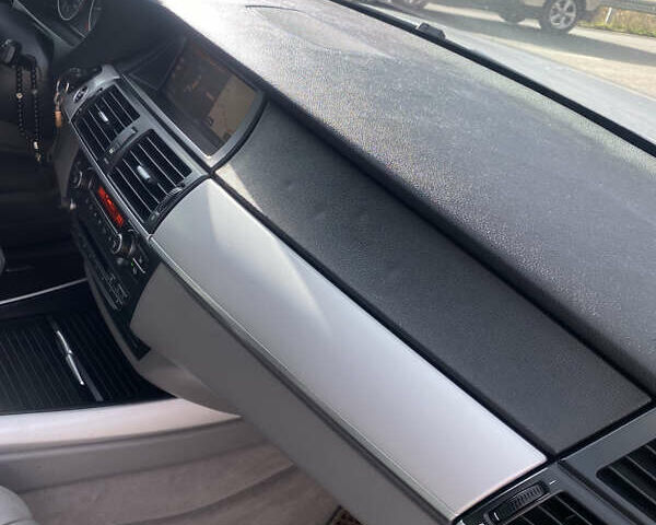 Серый БМВ Х5, объемом двигателя 3 л и пробегом 348 тыс. км за 16800 $, фото 45 на Automoto.ua