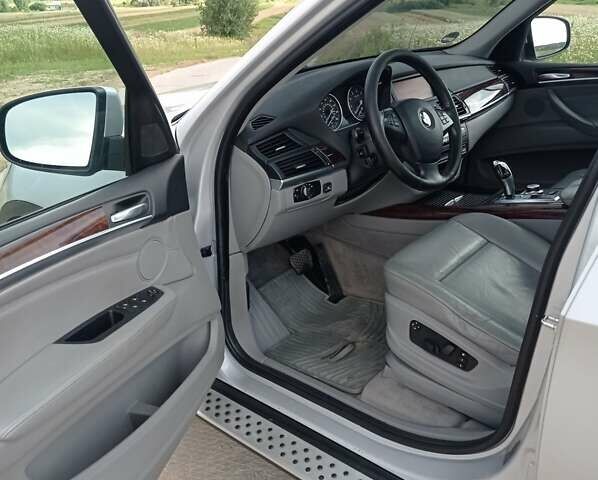 Серый БМВ Х5, объемом двигателя 3 л и пробегом 400 тыс. км за 11400 $, фото 31 на Automoto.ua