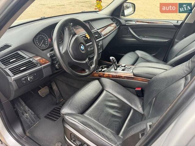 Серый БМВ Х5, объемом двигателя 3 л и пробегом 330 тыс. км за 12850 $, фото 8 на Automoto.ua