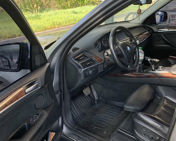 Серый БМВ Х5, объемом двигателя 3 л и пробегом 448 тыс. км за 12500 $, фото 3 на Automoto.ua