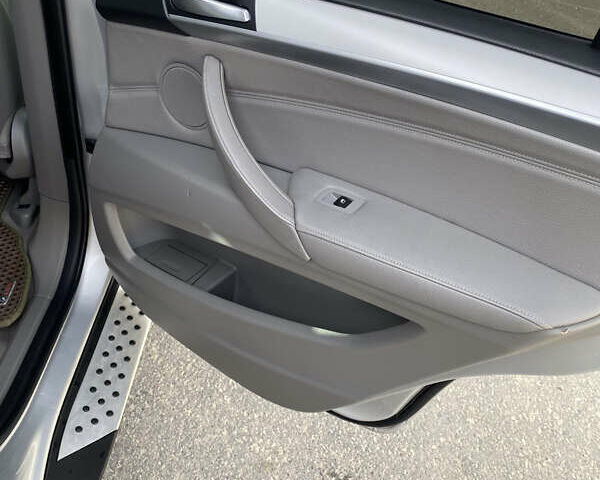 Серый БМВ Х5, объемом двигателя 3 л и пробегом 348 тыс. км за 16800 $, фото 44 на Automoto.ua