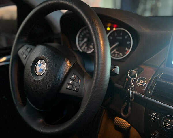 Серый БМВ Х5, объемом двигателя 3 л и пробегом 305 тыс. км за 14115 $, фото 18 на Automoto.ua