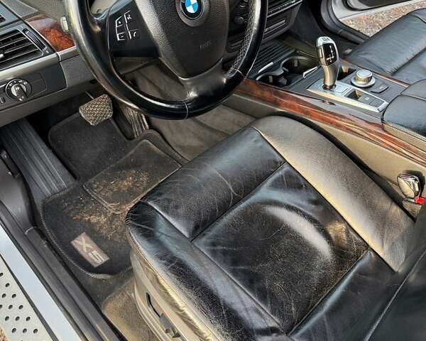 Серый БМВ Х5, объемом двигателя 3 л и пробегом 275 тыс. км за 10000 $, фото 7 на Automoto.ua