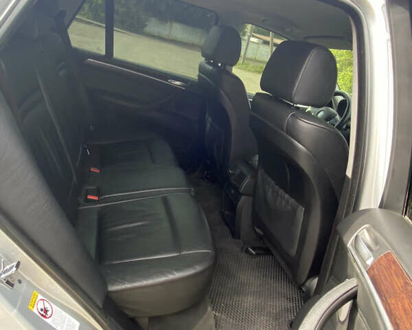 Серый БМВ Х5, объемом двигателя 3 л и пробегом 237 тыс. км за 13700 $, фото 15 на Automoto.ua