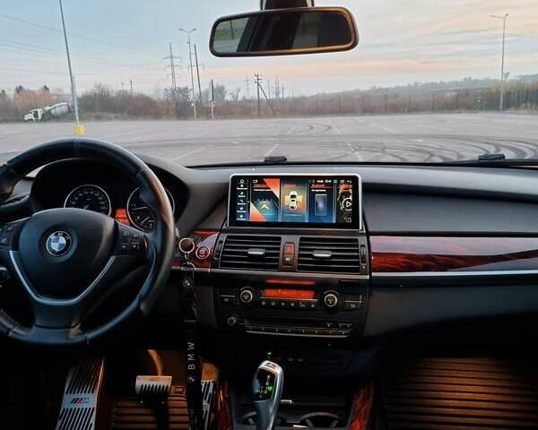 Серый БМВ Х5, объемом двигателя 3 л и пробегом 290 тыс. км за 19999 $, фото 29 на Automoto.ua