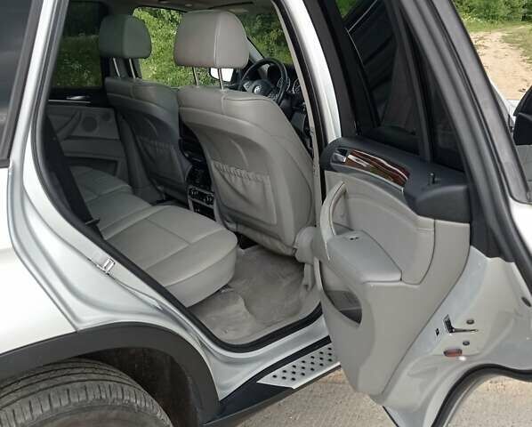 Серый БМВ Х5, объемом двигателя 3 л и пробегом 400 тыс. км за 11400 $, фото 24 на Automoto.ua